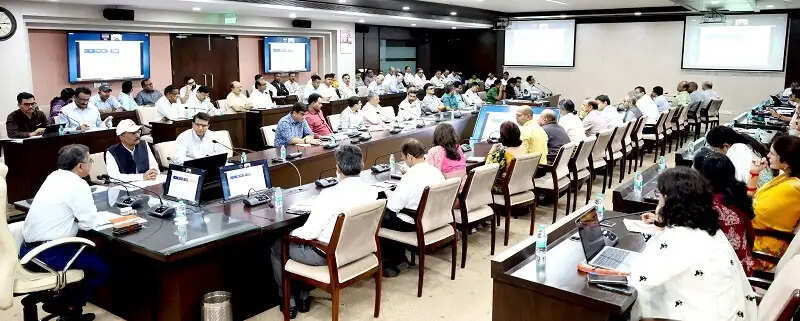 दूरस्थ जिलों का भ्रमण कर शिकायतों का निराकरण कराएं वरिष्ठ अधिकारी : मुख्य सचिव बर्णवाल
