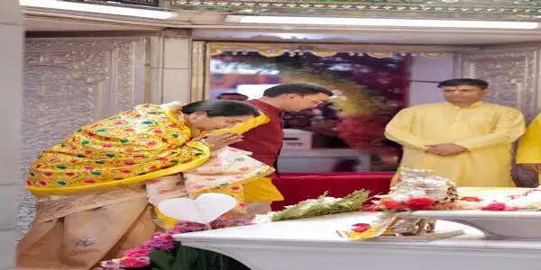 मुख्यमंत्री ने झंडेवालान मंदिर जाकर मां आदिशक्ति का आशीर्वाद लिया