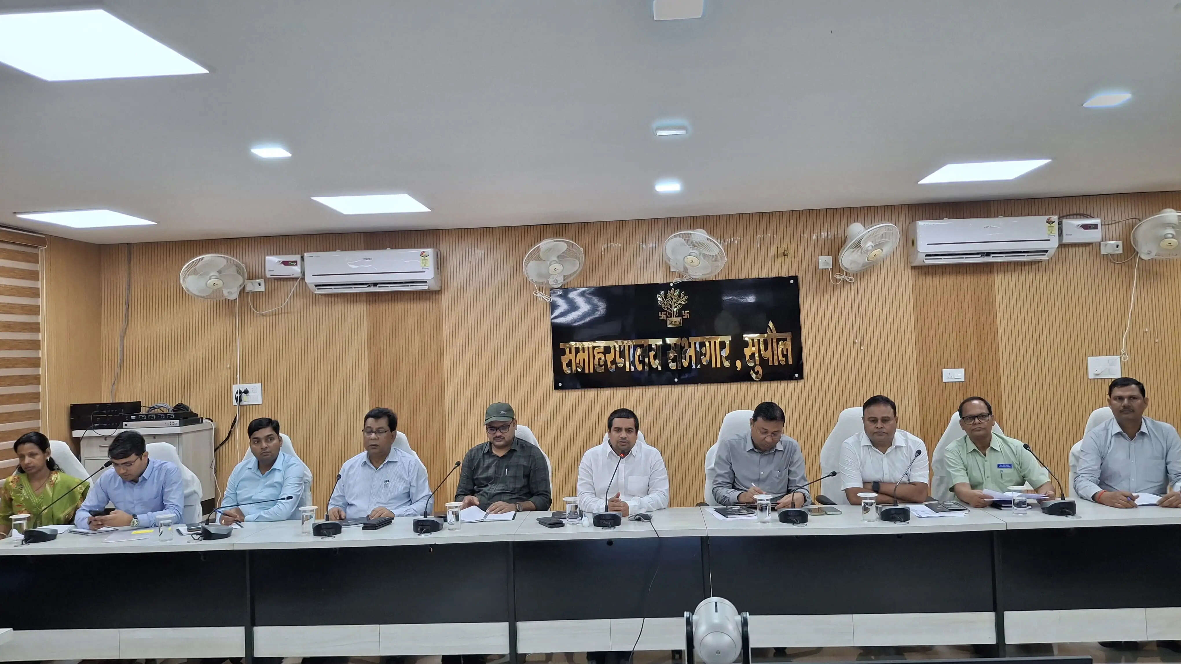 डीएम ने की साप्ताहिक समीक्षा बैठक, जनकल्याणकारी योजनाओं में तेजी लाने का निर्देश
