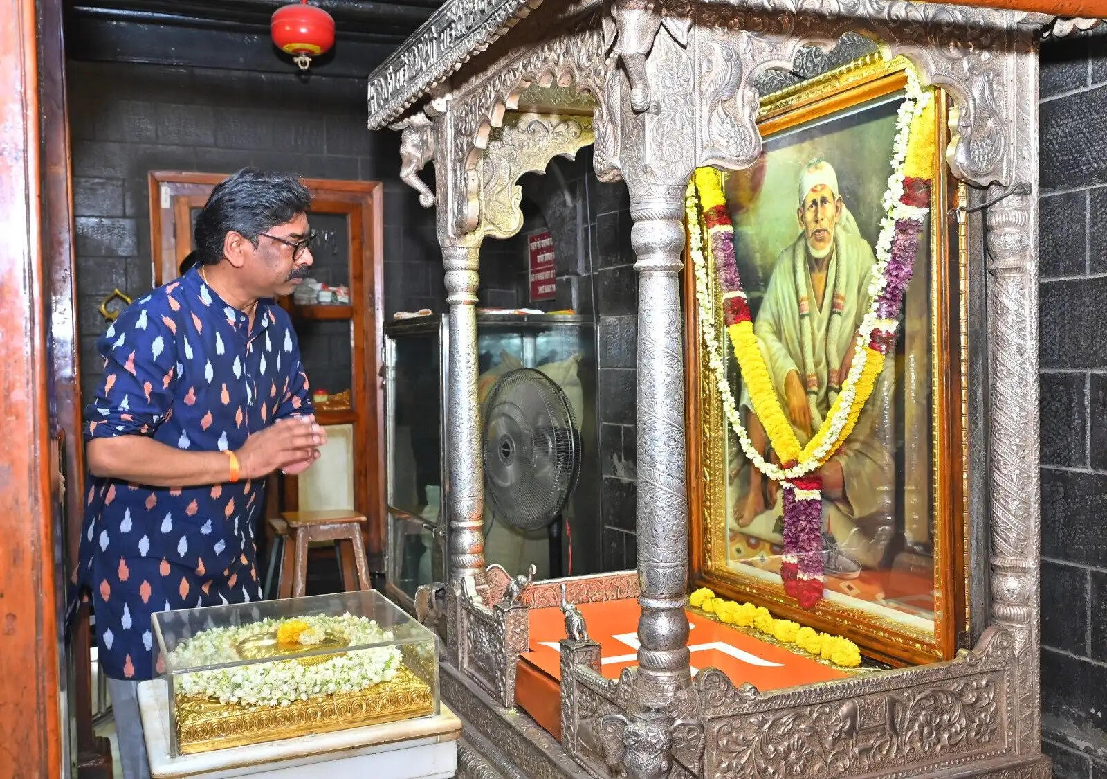 शिरडी में साईं बाबा के दर्शन कर मुख्यमंत्री ने मांगा राज्यवासियों के सुख-समृद्धि का आशीर्वाद