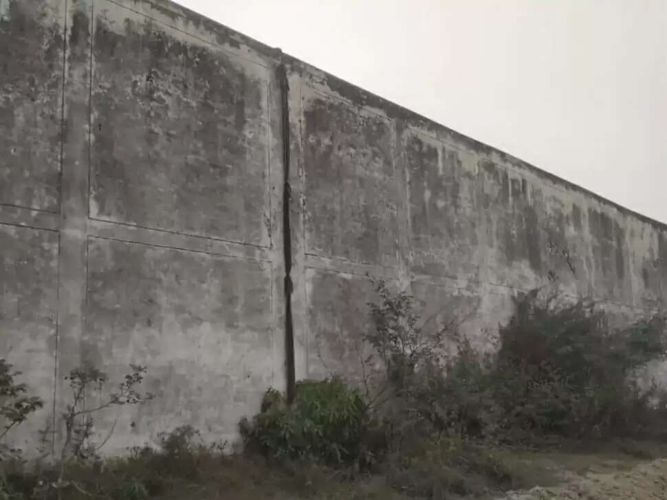 जेल की दीवार फांदकर भागे 2 कैदी, मची अफरातफरी