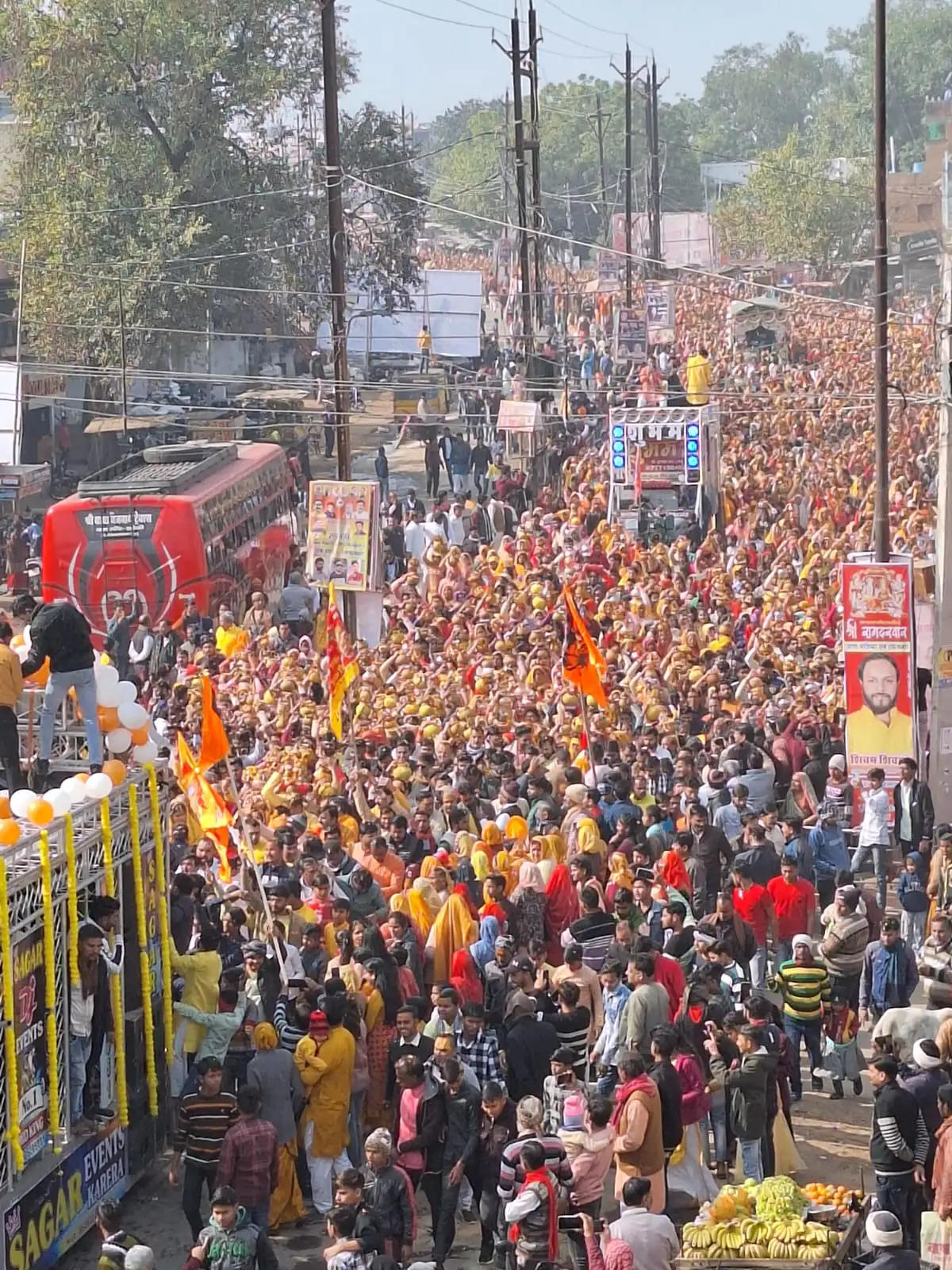 हजारों कलशों के साथ निकली कलश यात्रा,नगर बना लघु अयोध्या