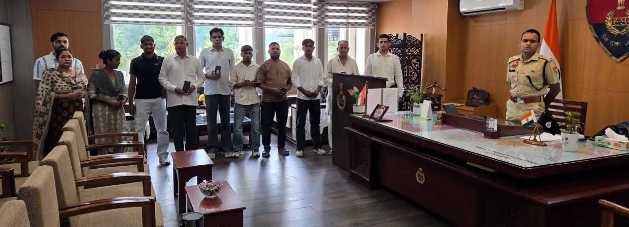 हिसार : लाखों रुपये के 11 गुमशुदा मोबाइल फोन बरामद, वास्तविक मालिकों को स्वयं सौंपे