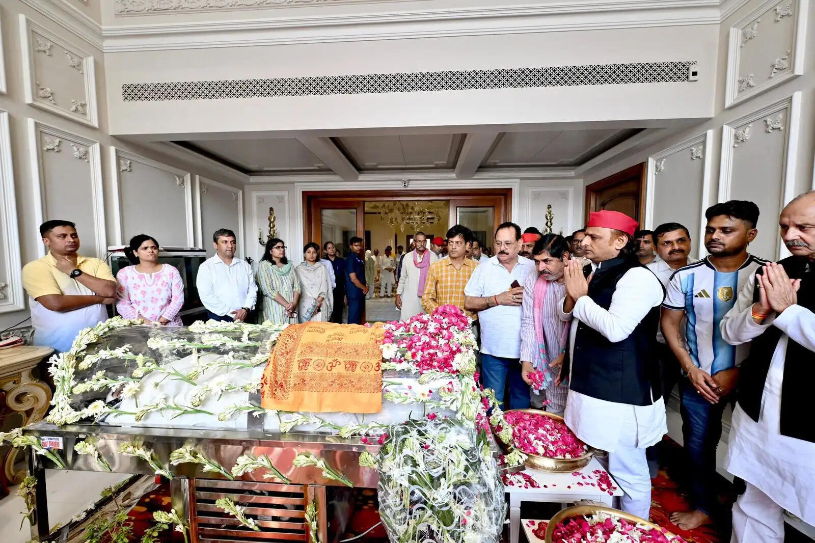 अखिलेश यादव ने छोटे भाई प्रतीक यादव के पार्थिव शरीर को देख हुए भावुक, पुष्प चढ़ाकर किए श्रद्धासुमन अर्पित
