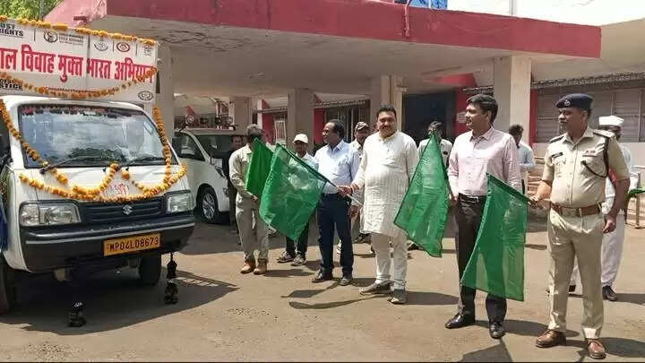रायसेनः कलेक्टर-एसपी ने बाल विवाह रोकने जागरूकता रथ को हरी झण्डी दिखाकर किया रवाना