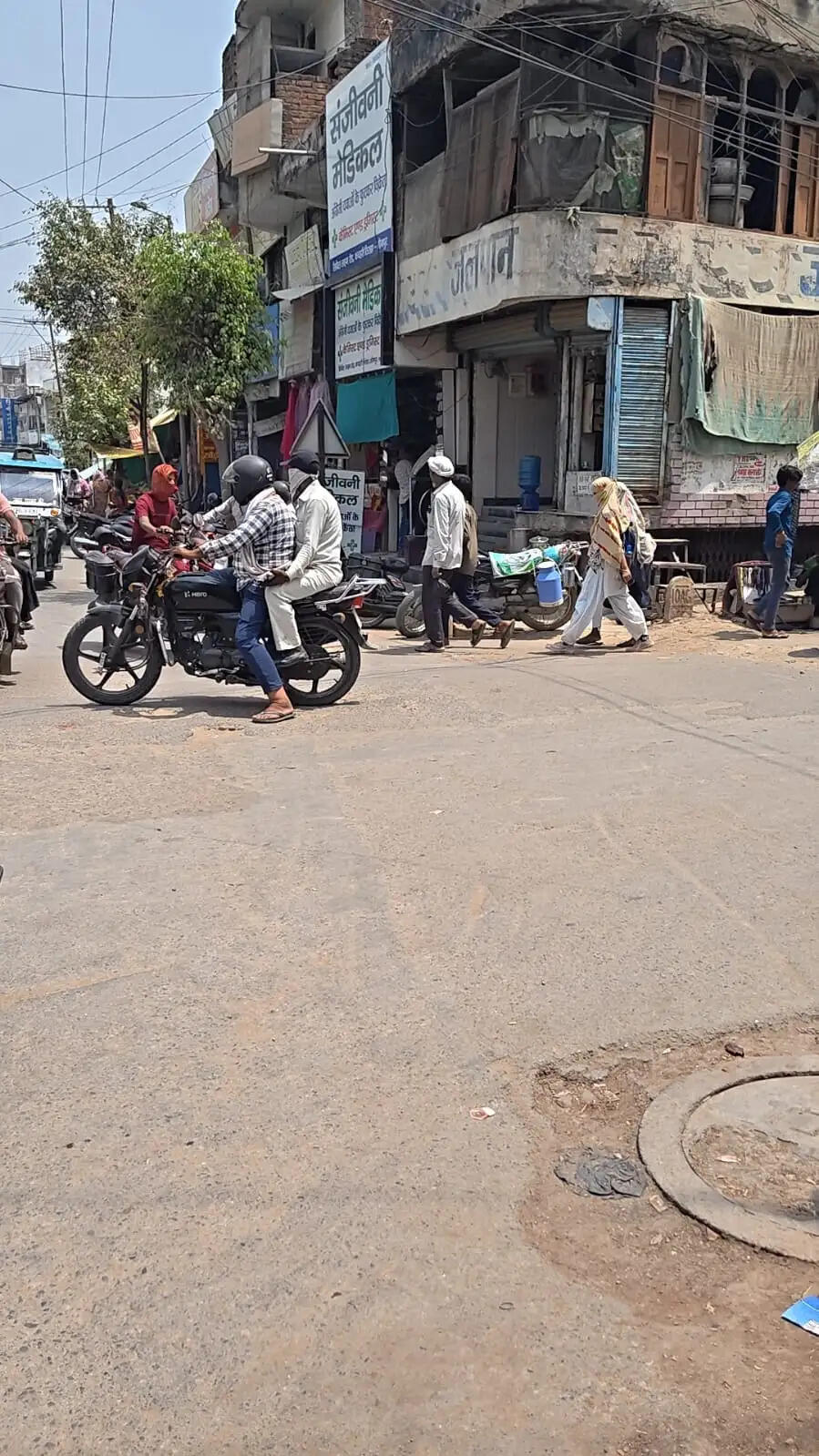 जौनपुर में भीषण गर्मी, डीएम सैमुअल पाल एन ने की सतर्क रहने की अपील