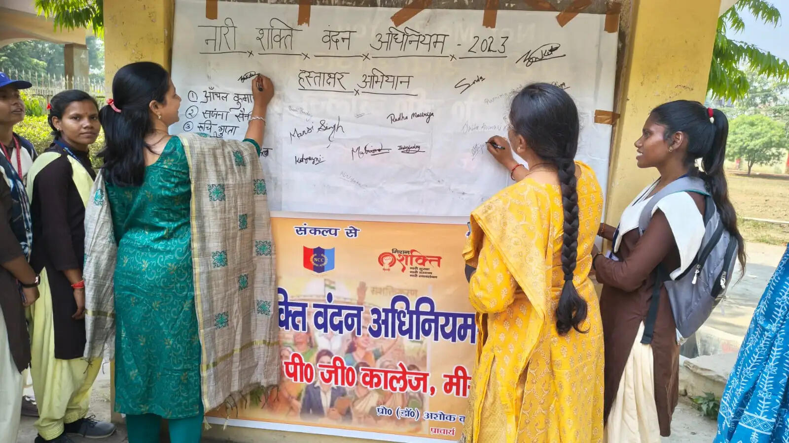 हस्ताक्षरों में दिखी नारी शक्ति की ताकत, छात्राओं ने लिया संकल्प