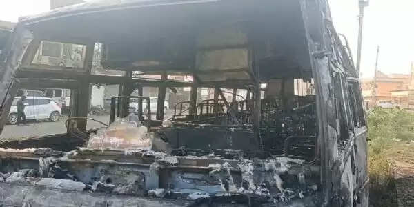 डिंडोरी में खड़ी बस में देर रात आग लगी, मालिक ने लगाया प्रतिस्पर्धी पर आरोप