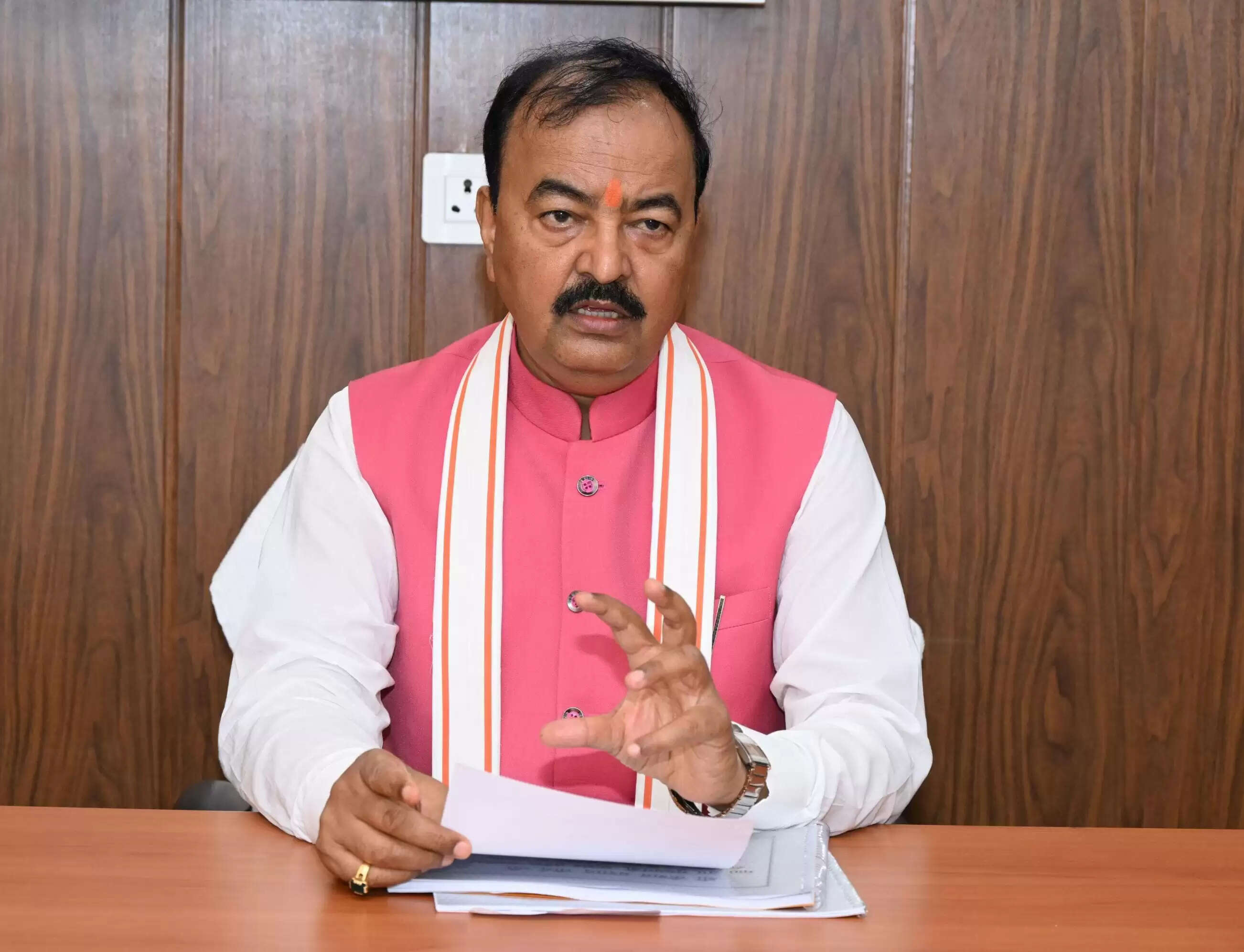 गांवों में जल प्रवाह के लिए नालियों ‌एवं आंतरिक सड़कों का निर्माण प्राथमिकता से करें : केशव प्रसाद मौर्य