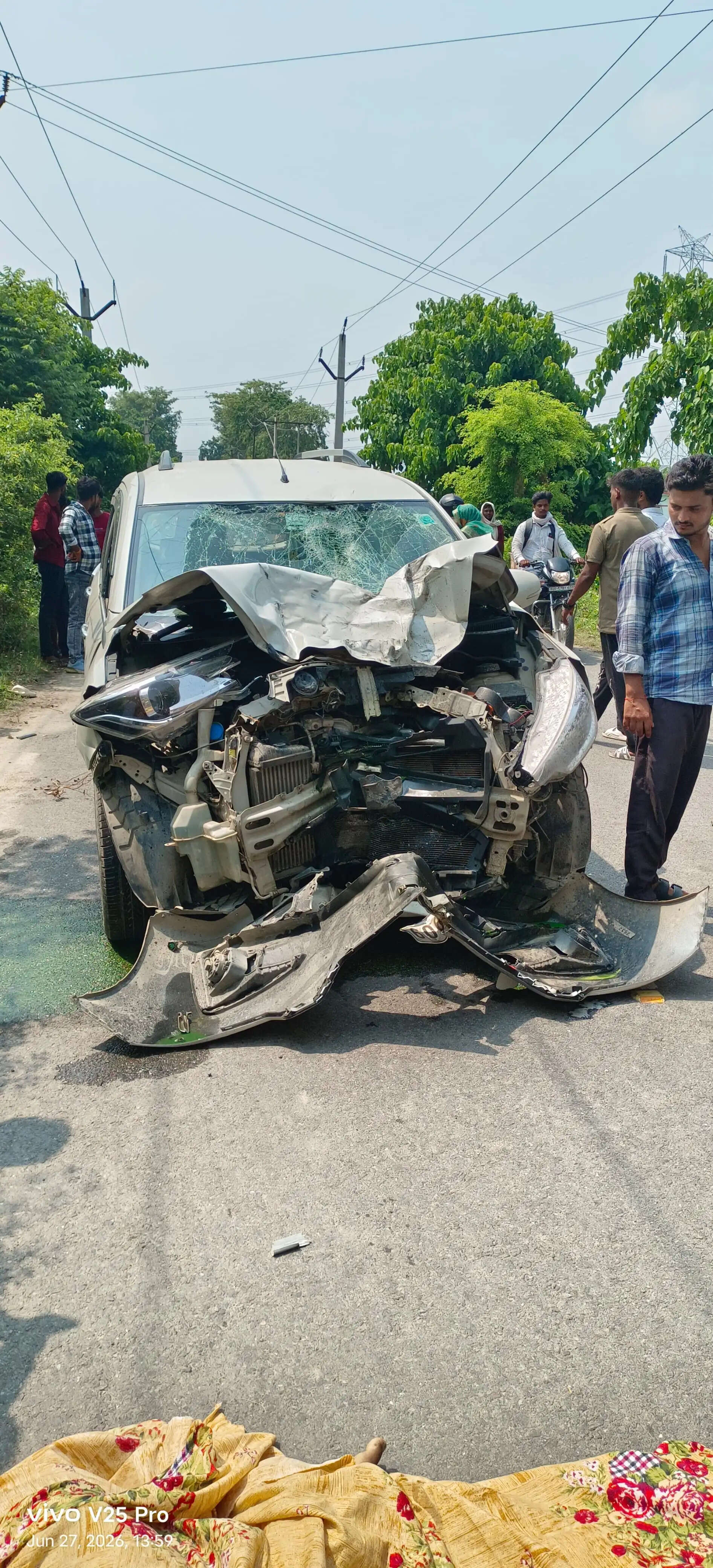 कुशीनगर में कार और बाइक की टक्कर, तीन की मौत
