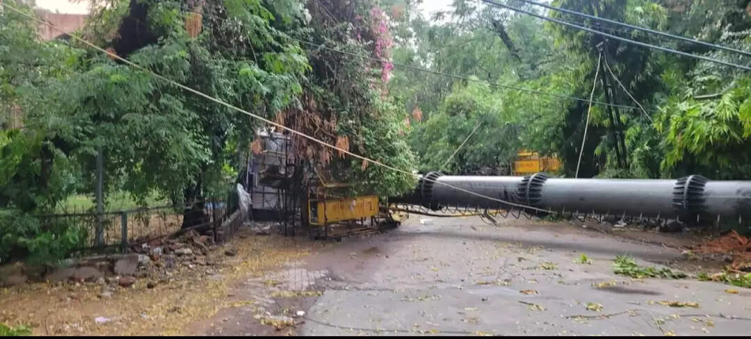 सफदरजंग एन्क्लेव में आंधी में सौ फीट का मोबाइल टावर गिरा, आआपा ने साधा निशाना