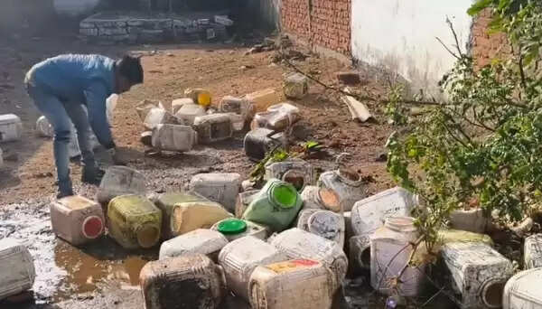 सागर: जंगलों और रिहायशी इलाकों में आबकारी विभाग की दबिश, 4.70 लाख का अवैध महुआ लहान जब्त