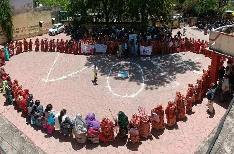 इंदौरः मतदाताओं को जागरूक करने के प्रयास जोर पर, देपालपुर में बैग के सदस्यों ने बनाई मानव आकृति