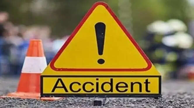 कर्नाटक के तुमकुरु में ट्रक-कार की टक्कर, चार लोगों की मौत