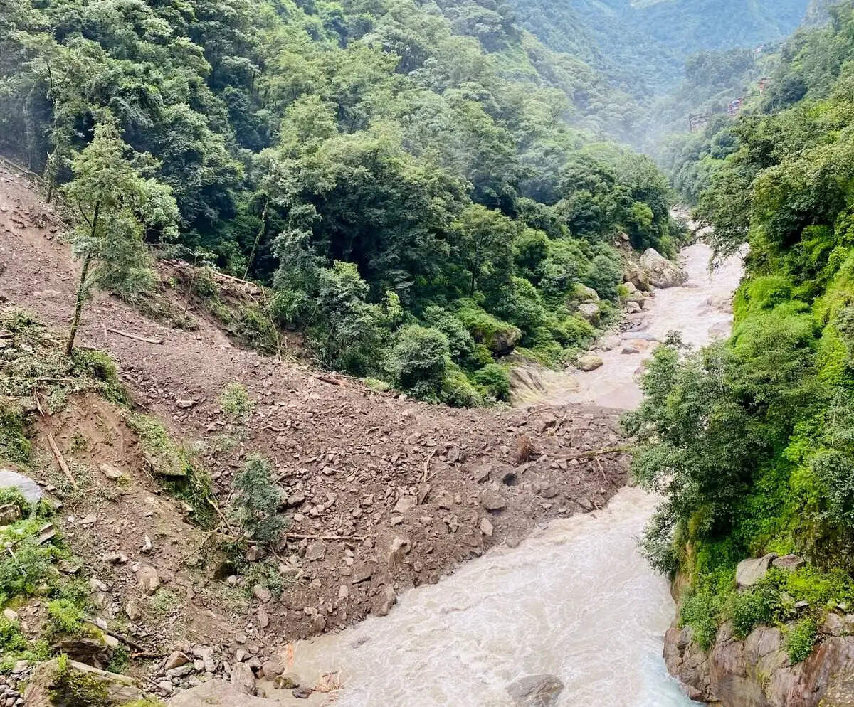 चीन की तरफ आए भारी भूस्खलन से नेपाल की भोटेकोशी नदी का बहाव हुआ बाधित