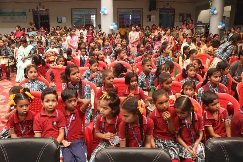 इंदौरः नया शैक्षणिक सत्र प्रारंभ, पहले दिन नव प्रवेशित और अन्य विद्यार्थियों का स्कूलों में किया गया स्वागत-सत्कार