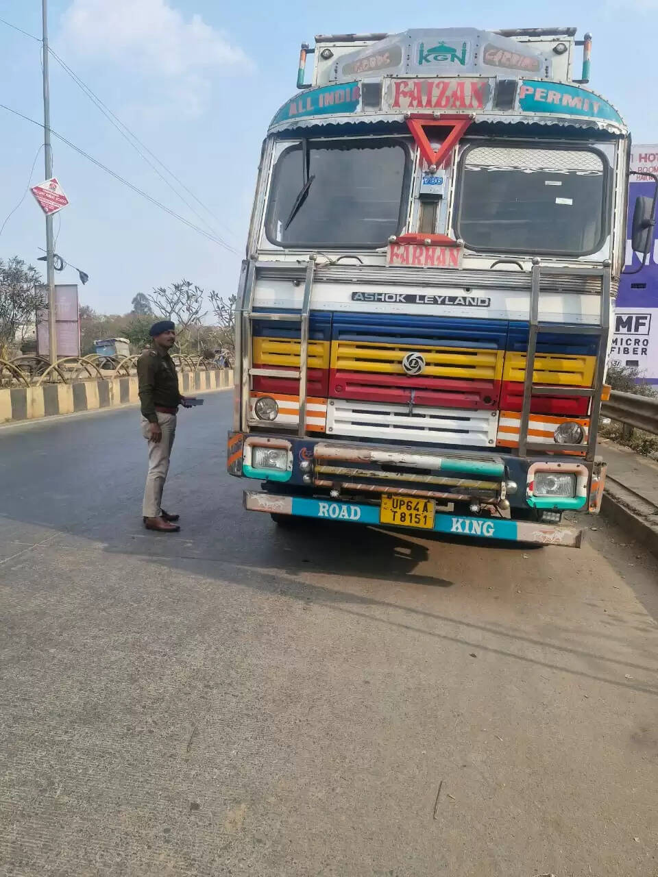 अंबिकापुर: रिंग रोड पर खड़े भारी वाहनों पर पुलिस की सख्ती, मौके से हटवाए वाहन