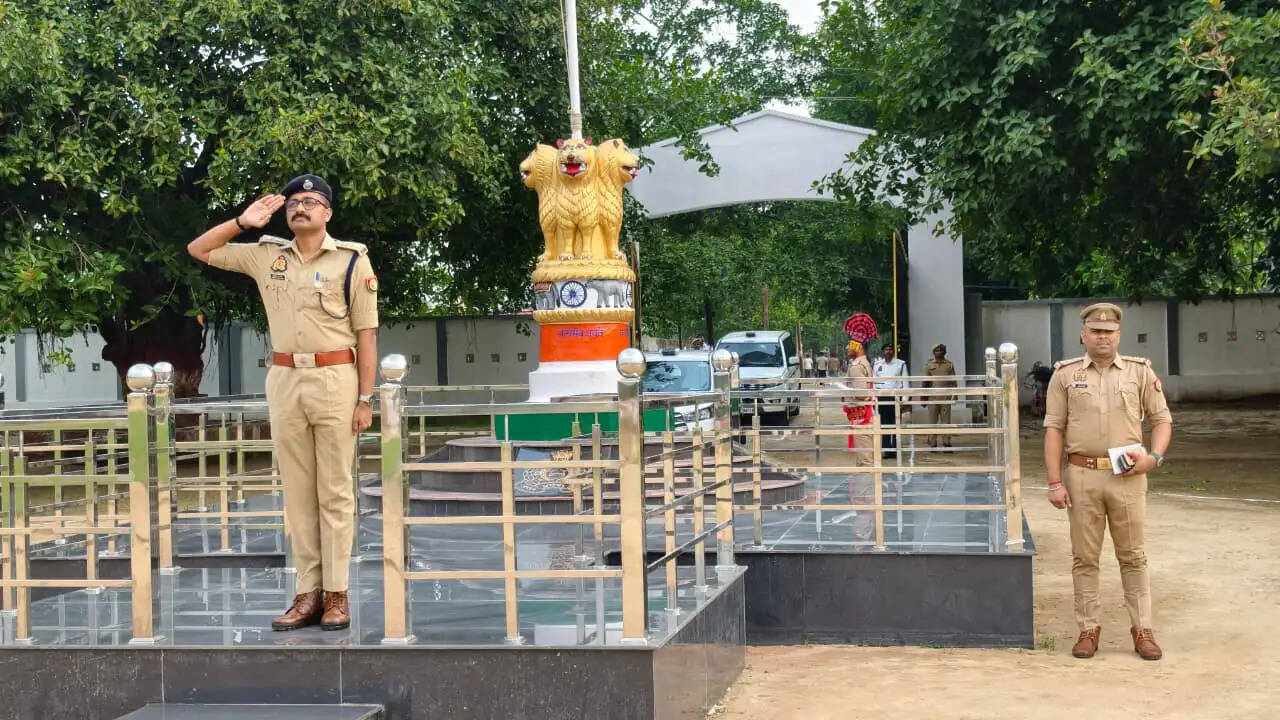 अनुशासन व एकरूपता बनाए रखने के लिए पुलिस लाइन में टोलीवार ड्रिल