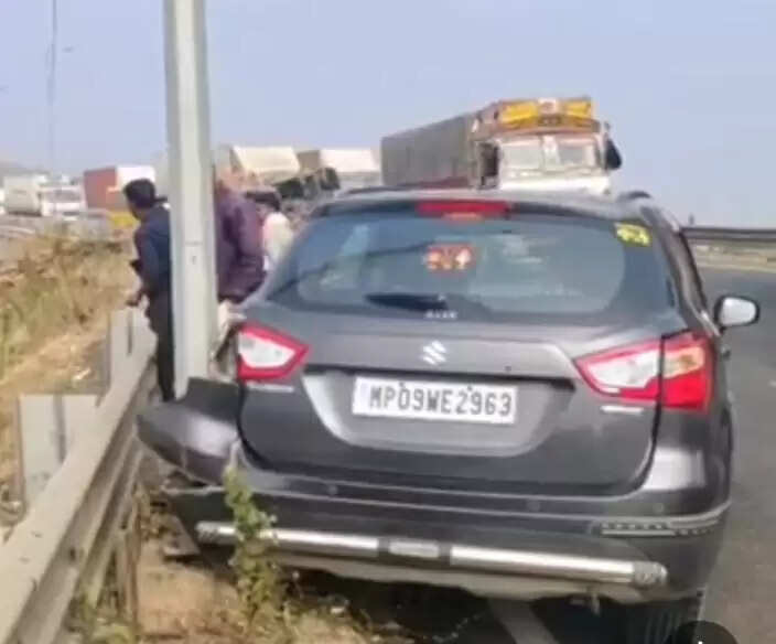 धार: राऊ-खलघाट फोरलेन ब्रिज पर ट्रेलर अनियंत्रित होकर कार से टकराया, हादसे में दो की मौत