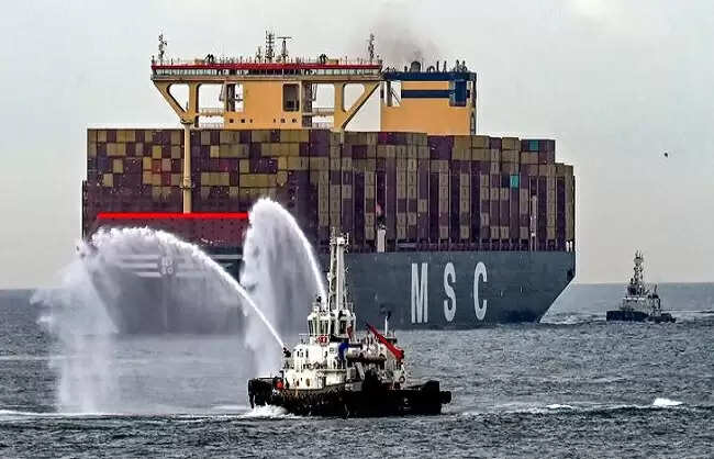 दुनिया का सबसे बड़ा कंटेनर जहाज एमएससी इरिना विझिनजाम बंदरगाह पर पहुंचा