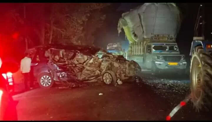 बाराबंकी: ट्रैक्टर-ट्रॉली और अर्टिगा कार में भीषण टक्कर, एक की मौत, एक गंभीर घायल