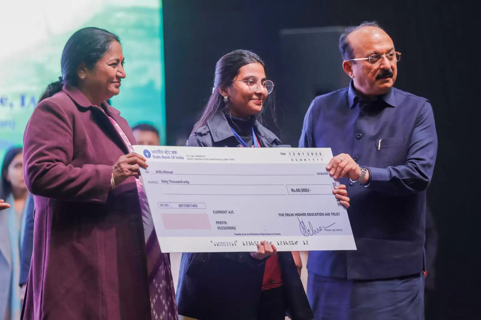 मुख्यमंत्री ने मेधावी छात्रों को दी छात्रवृत्ति, बोलीं- प्रगति में बांधा नहीं बनेगा संसाधनों का अभाव