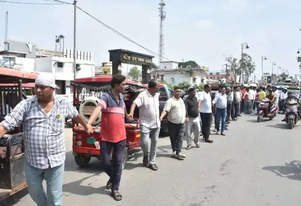 हाथरस : हादसे में छात्रा की मौत से आहत लोगों ने मानव श्रृंखला बनाकर किया प्रदर्शन