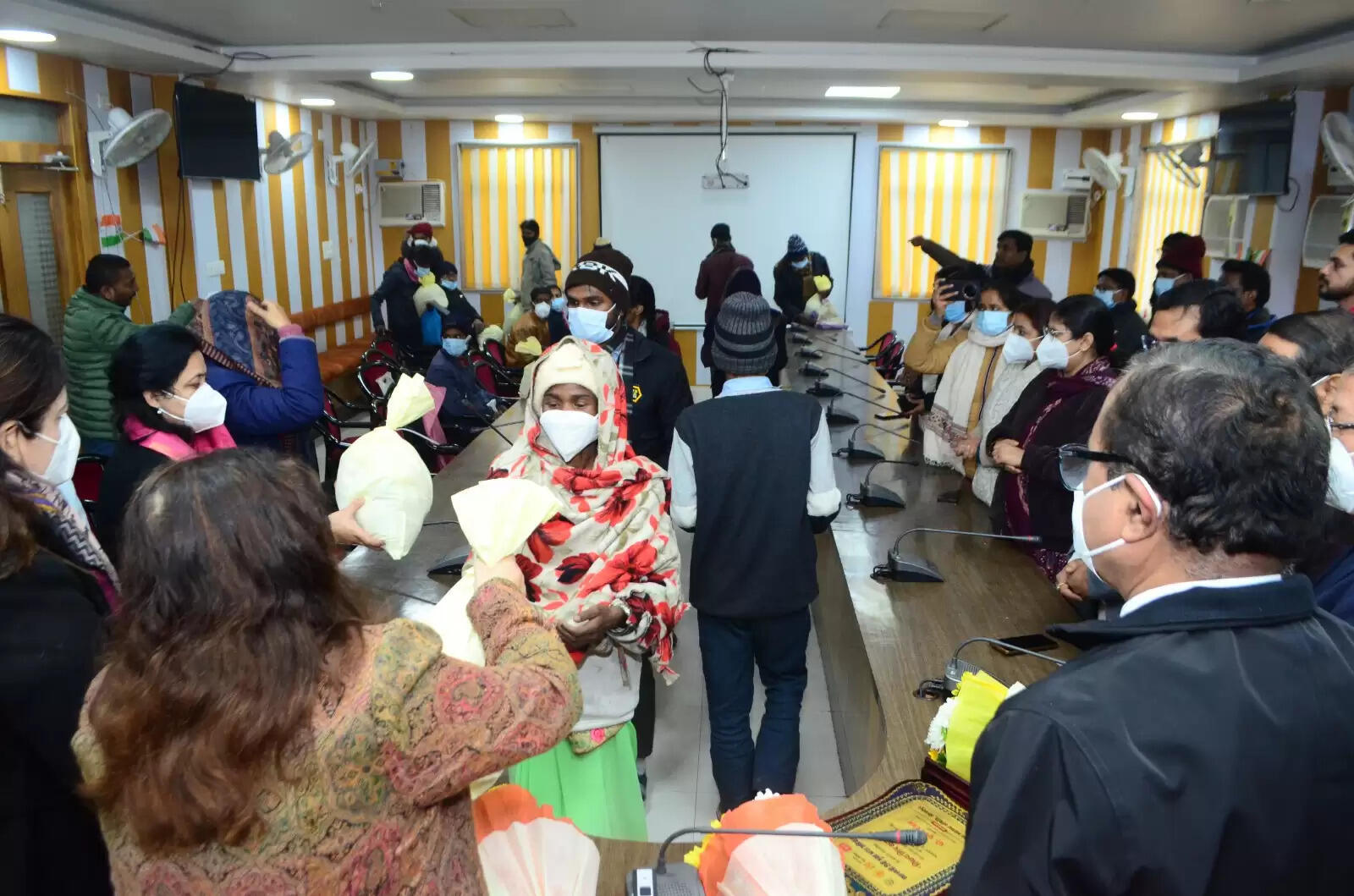 टीबी मुक्त भारत अभियान के तहत कुलपति ने गोद लिए गए क्षय रोगियों को वितरण किया पाेषण पोटली