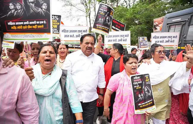 महिला आरक्षण लागू करने की मांग को लेकर कांग्रेस महिला का प्रदर्शन