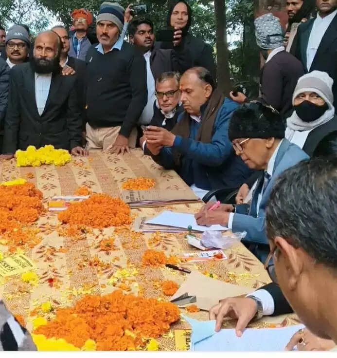 मीरजापुर : बार चुनाव में सरगर्मी तेज, अध्यक्ष पद पर त्रिकोणीय मुकाबले के आसार