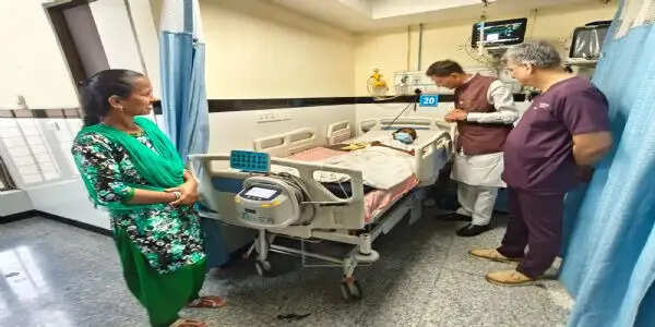 संजय सेठ के प्रयास से फुटबॉल खिलाड़ी के भाई का हुआ इलाज