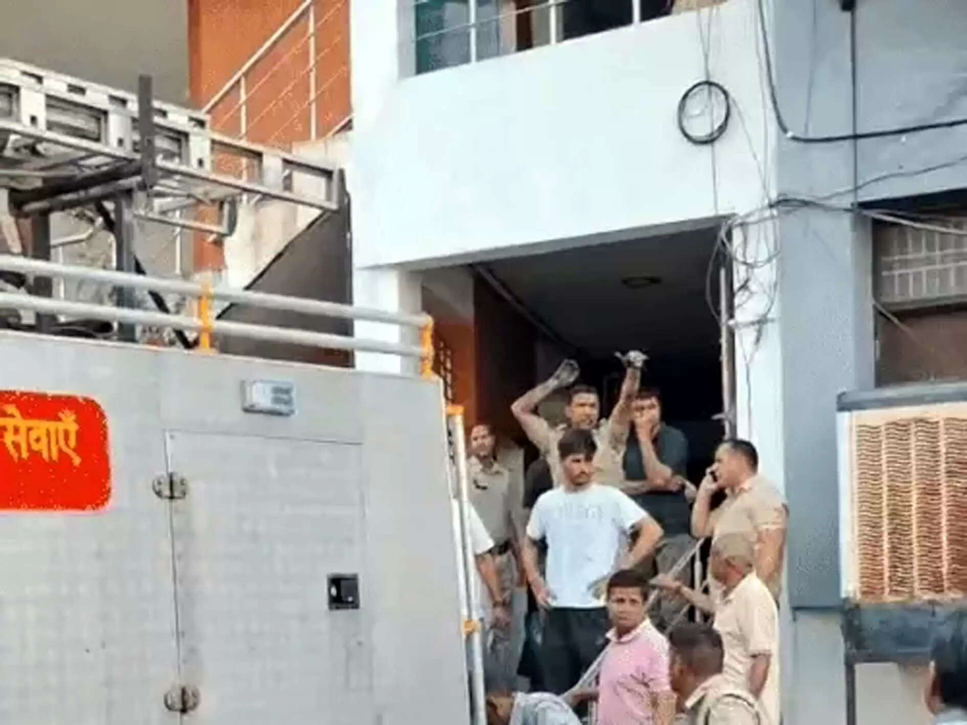 हिसार : सिल्वर अपार्टमेंट में आग लगने से अफरा-तफरी, हजारों का नुकसान