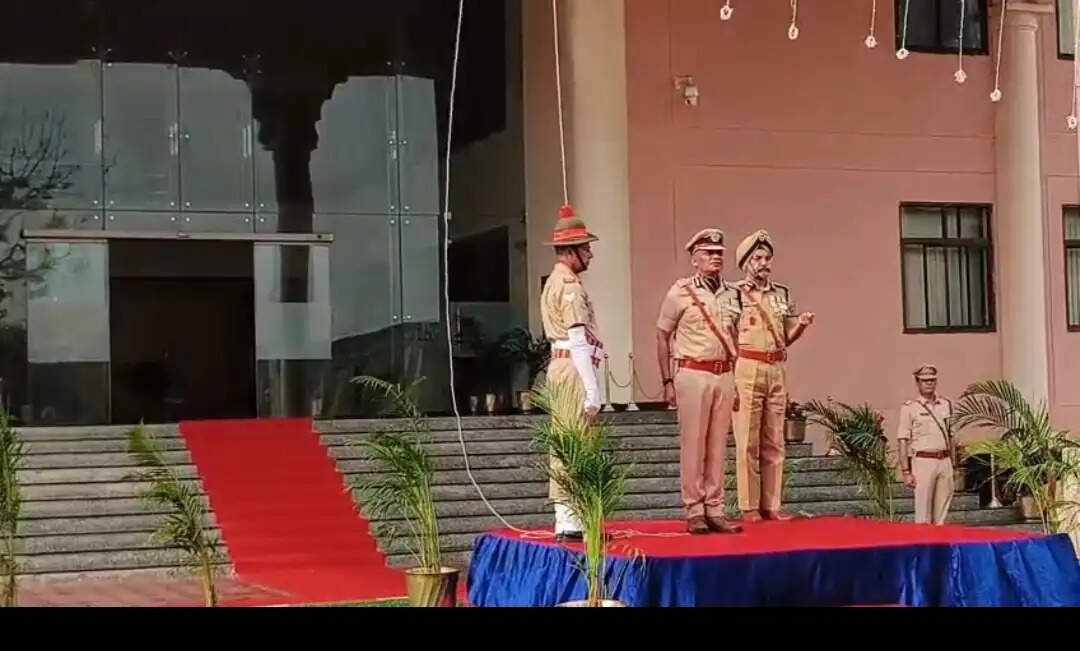 पुलिस मुख्यालय में स्वतंत्रता दिवस समारोह में 15 मंत्रालयिक अधिकारी-कर्मचारी सम्मानित