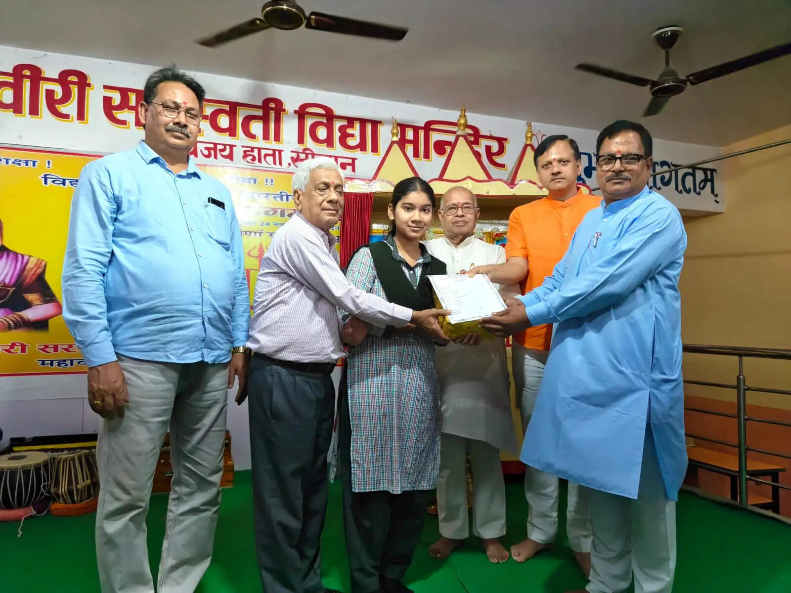 सरस्वती विद्या मन्दिर में वार्षिक परीक्षाफल समारोहपूर्वक घोषित, टॉपर्स हुए सम्मानित