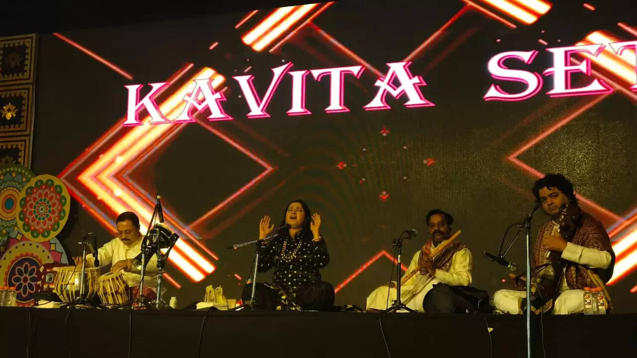 अशोकनगर: कविता सेठ की गायकी पर झूमे लोग