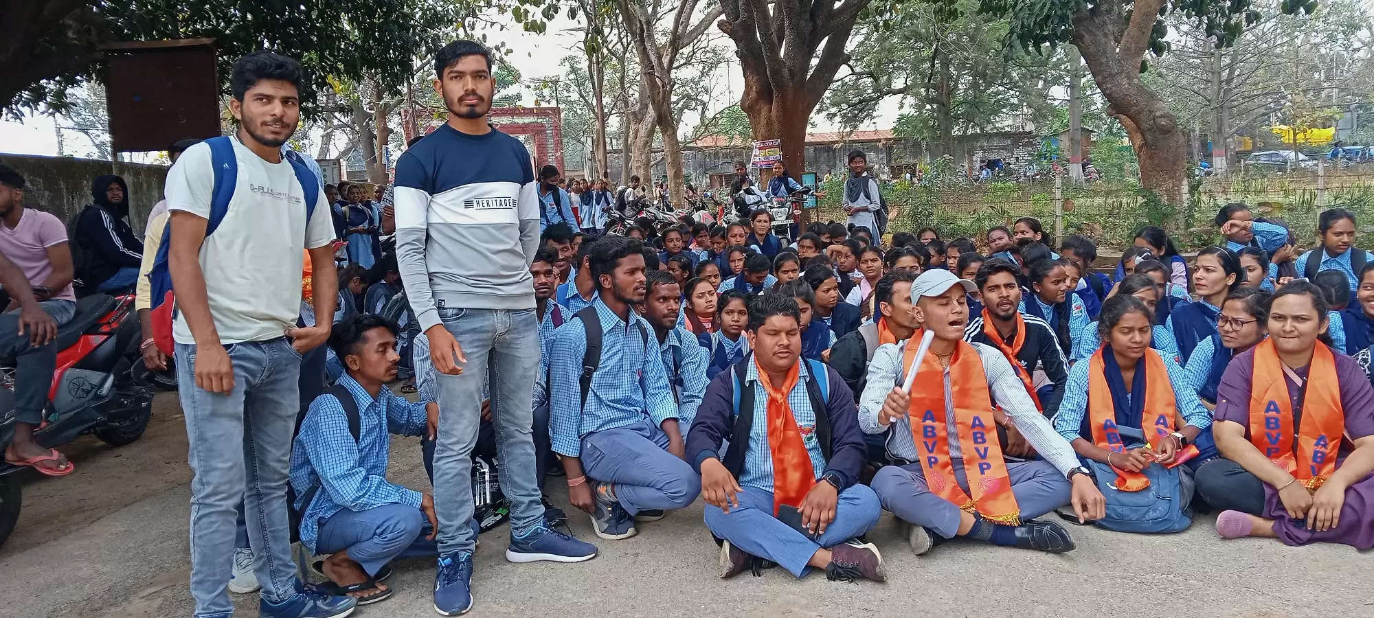 बिरसा कॉलेज की प्रभारी प्राचार्या को हटाने की मांग, अभाविप ने दिया धरना