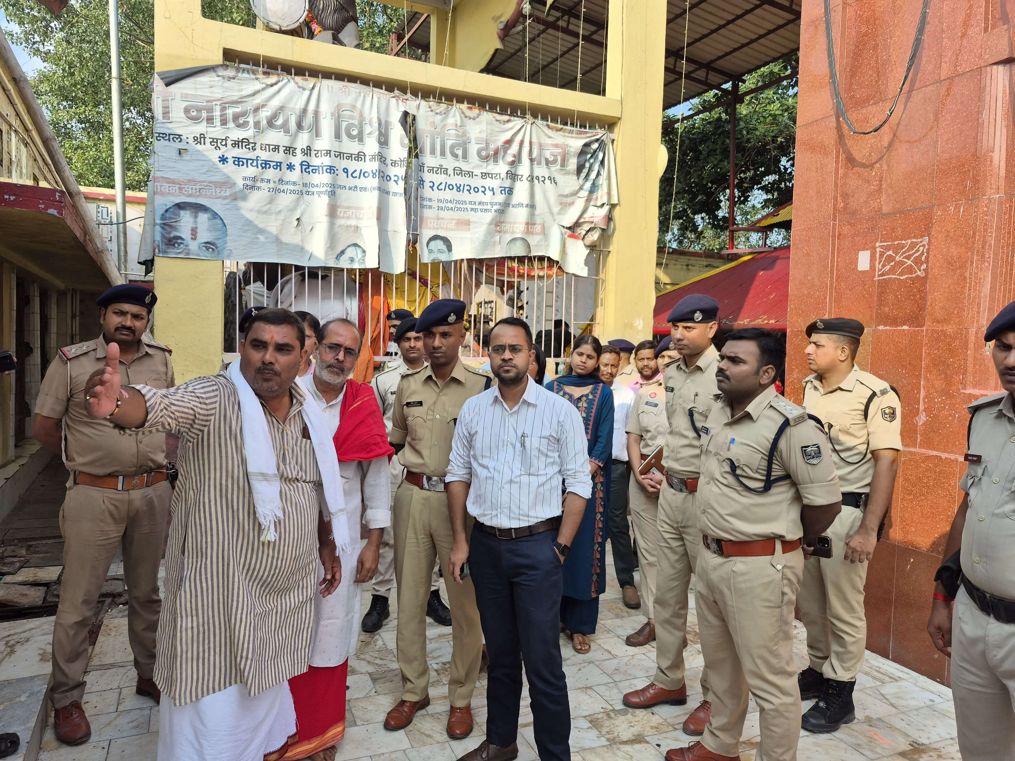 दुर्गा पूजा को लेकर जिलाधिकारी और एसएसपी ने किया आमी मंदिर का निरीक्षण