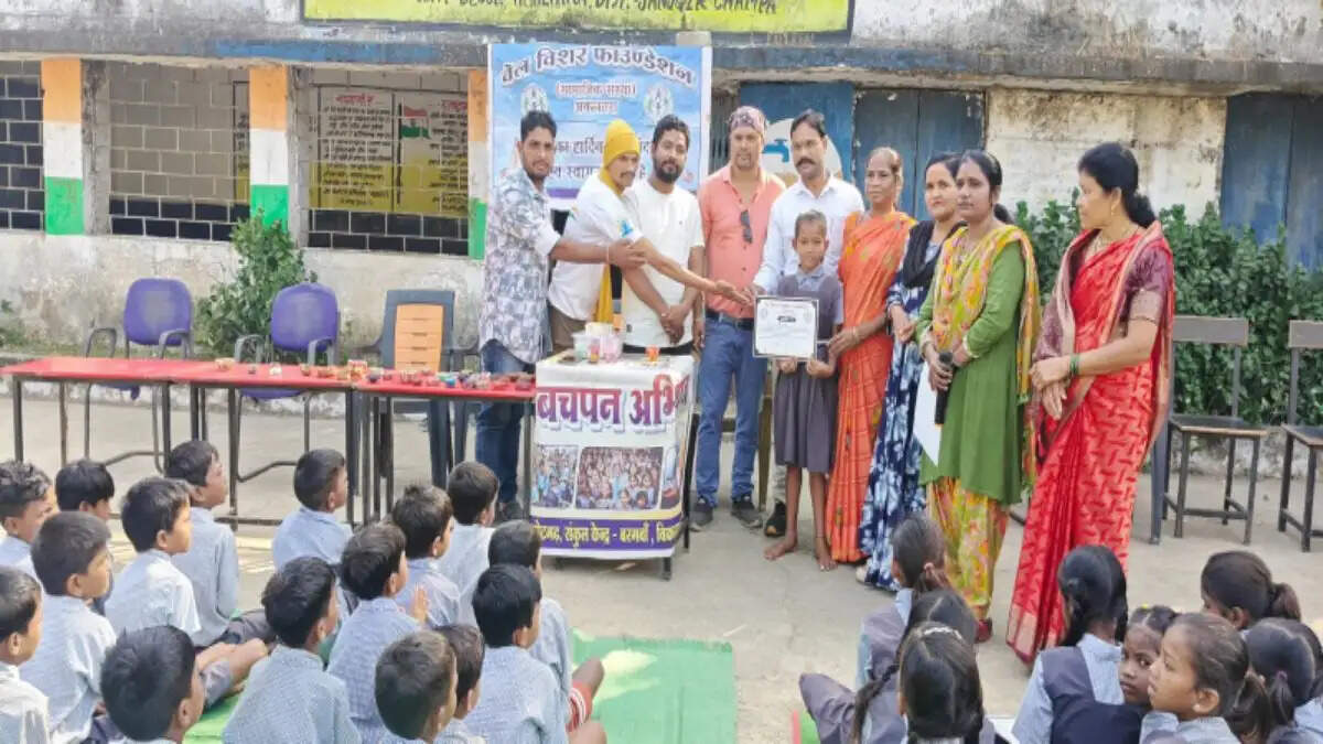 दीपावली पर मिट्टी के दीये जलाने और स्थानीय बाजार से खरीदारी का संदेश, वेल विशर फाउंडेशन ने चलाया जागरूकता अभियान