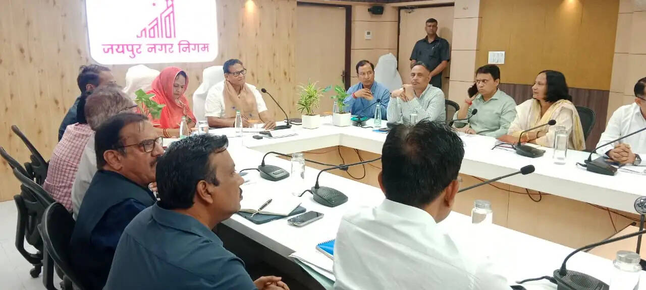 महापौर सुनील कोठारी ने ली नगर निगम अधिकारियों की पहली बैठक