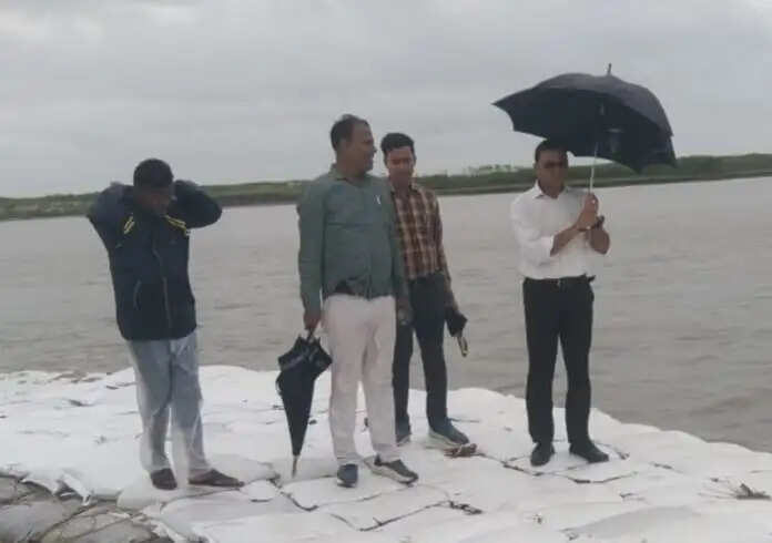 कोसी तटबंध की सुरक्षा को लेकर अधिकारियों ने किया निरीक्षण