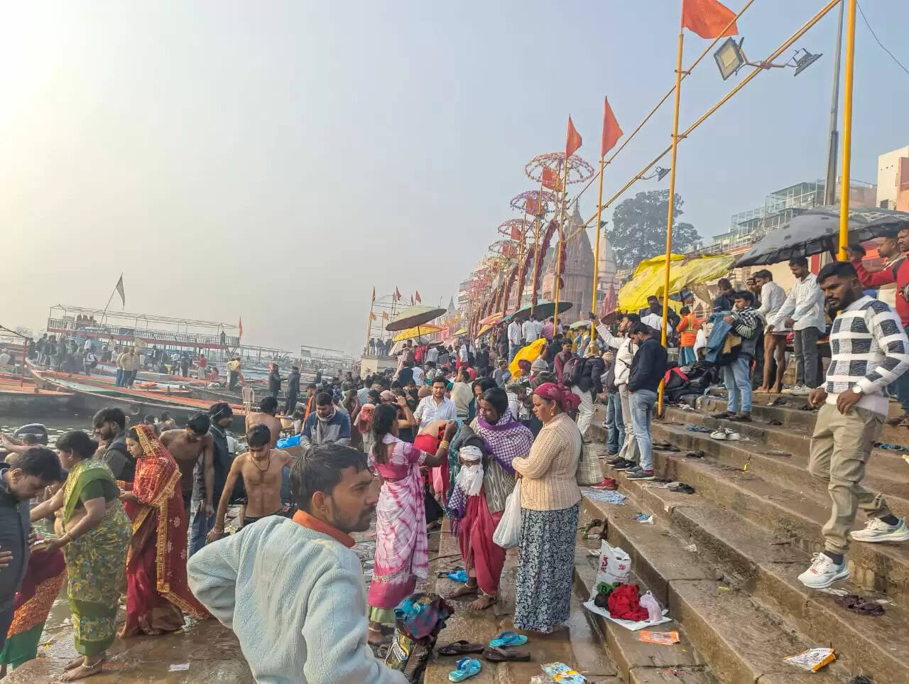 वाराणसी में पौष पूर्णिमा पर श्रद्धालुओं ने गंगा में लगाई आस्था की डुबकी