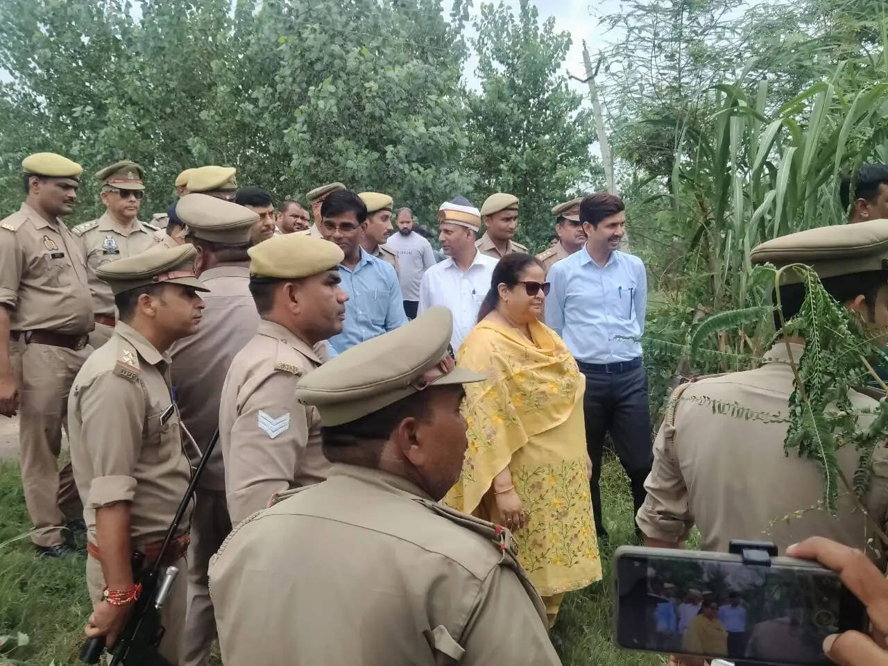 मंडलायुक्त संगीता सिंह ने तेंदुआ प्रभावित क्षेत्रों का किया भ्रमण