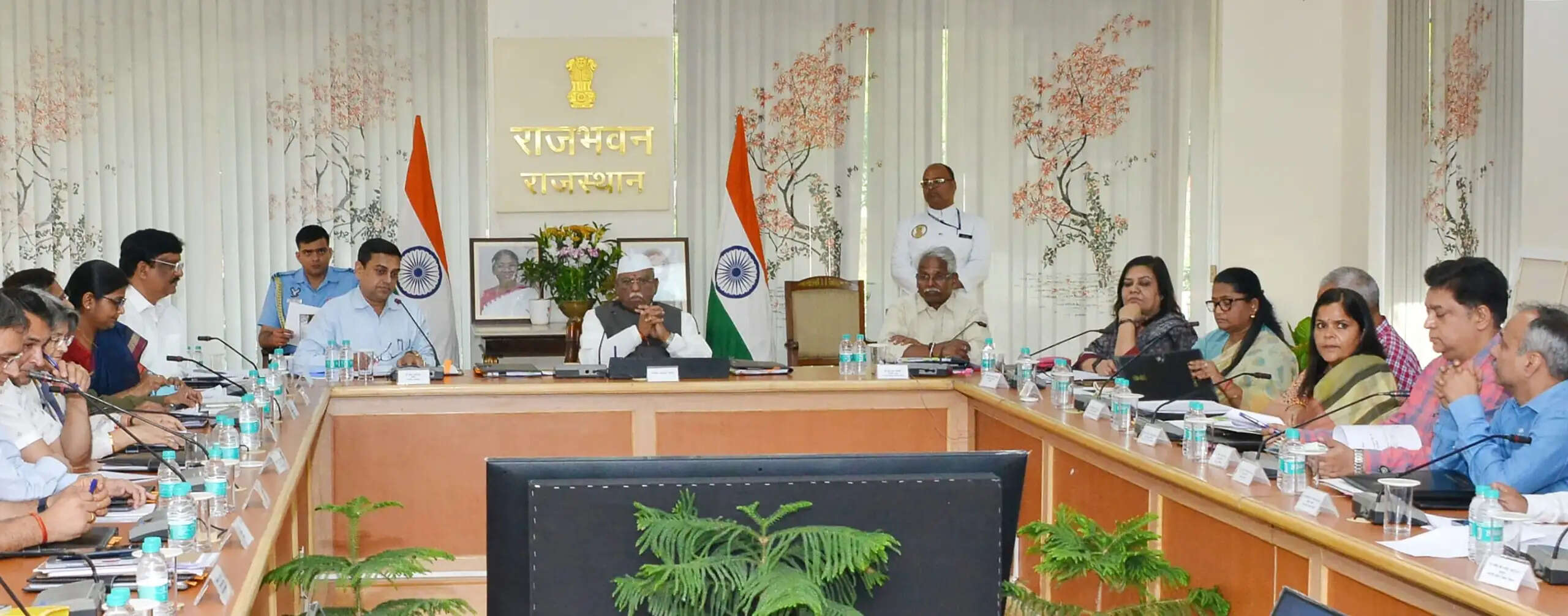 पारंपरिक व्यवसायों और स्थानीय हस्त—शिल्प कलाओं की प्रभावी मार्केटिंग पर ध्यान दिया जाए: राज्यपाल