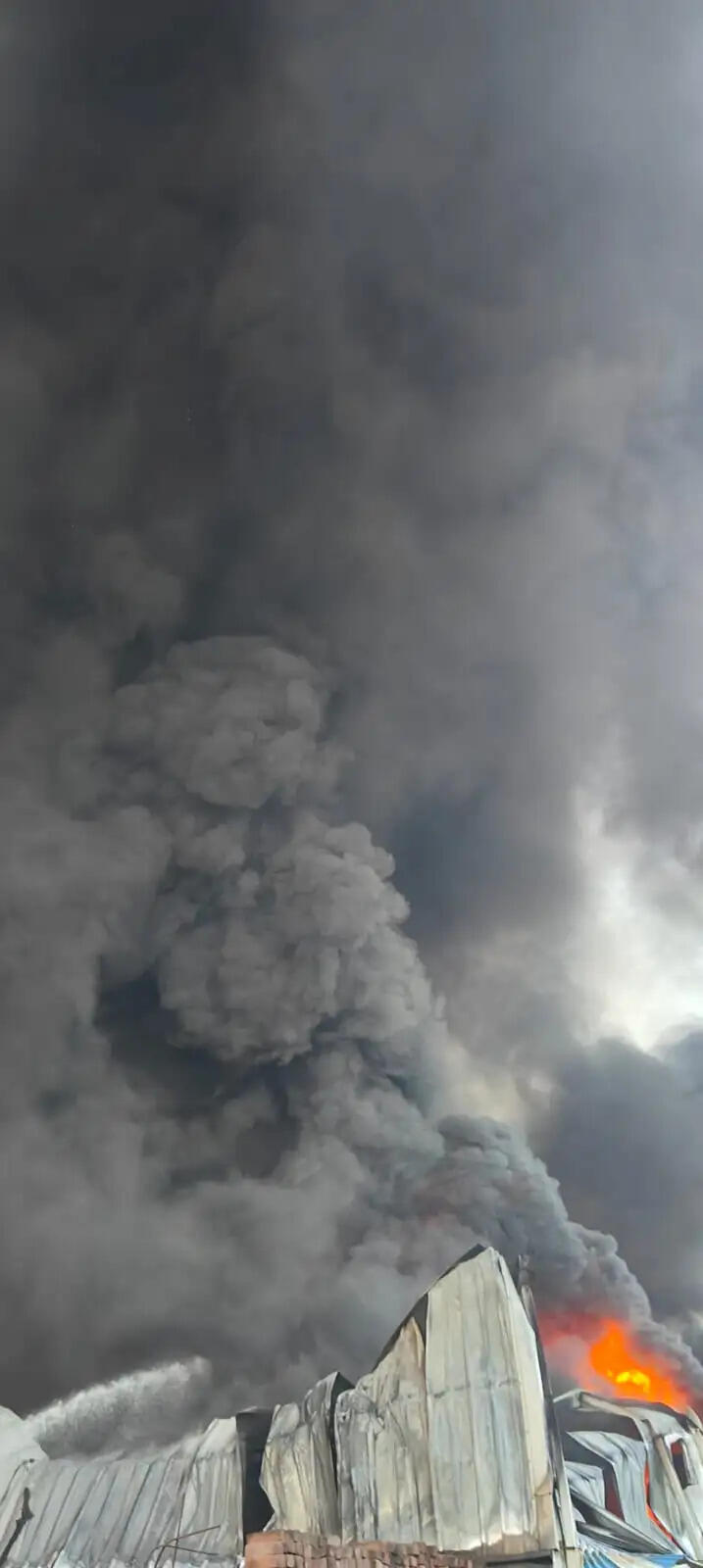 टिकरी में गोदाम में लगी आग