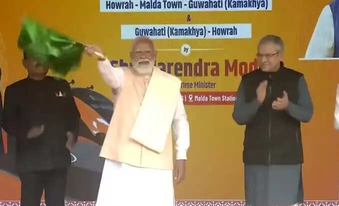 देश को मिली पहली वंदे भारत स्लीपर ट्रेन, प्रधानमंत्री ने दिखाई हरी झंडी