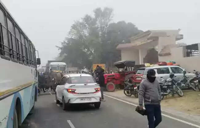 नारनौल में रास्ता बंद करने के विरोध में ग्रामीणों ने किया रोड़ जाम