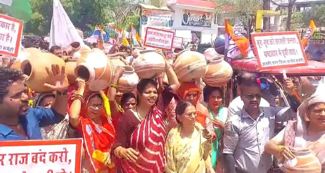 अजमेर में बिगड़ी पेयजल आपूर्ति पर कांग्रेस ने जलदाय विभाग को घेरा, मटके फोड़े