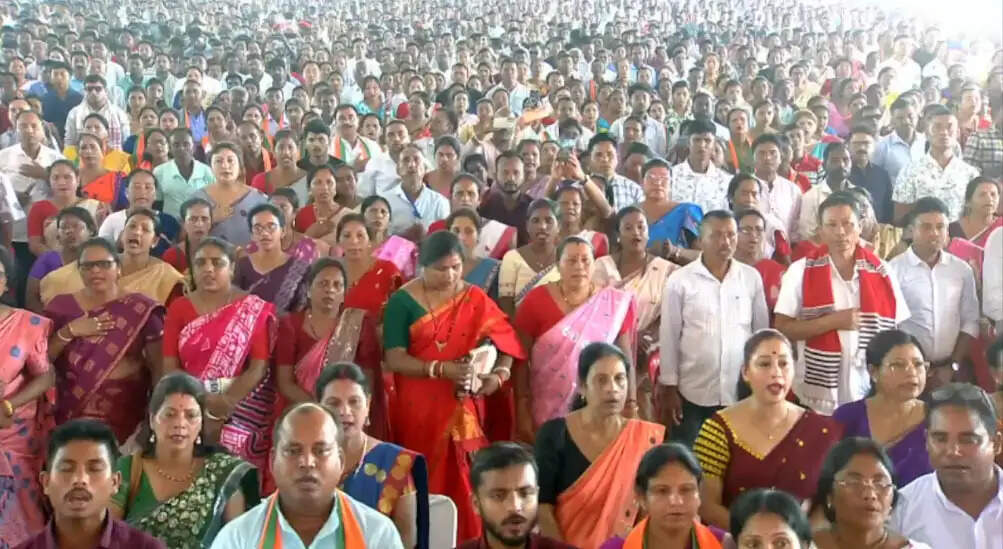 (लीड) हिमंत बिस्व सरमा लगातार दूसरी बार असम के मुख्यमंत्री बने, राज्यपाल ने दिलाई शपथ