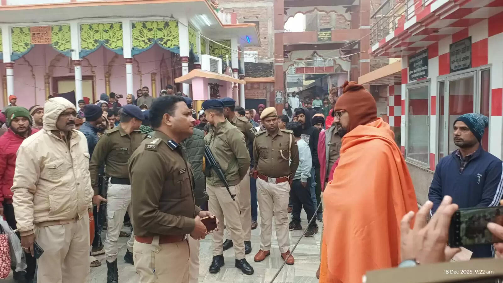 छपरा शहर के प्राचीन और प्रसिद्ध धर्मनाथ मंदिर में से दो दान पात्र और आभूषण की चोरी