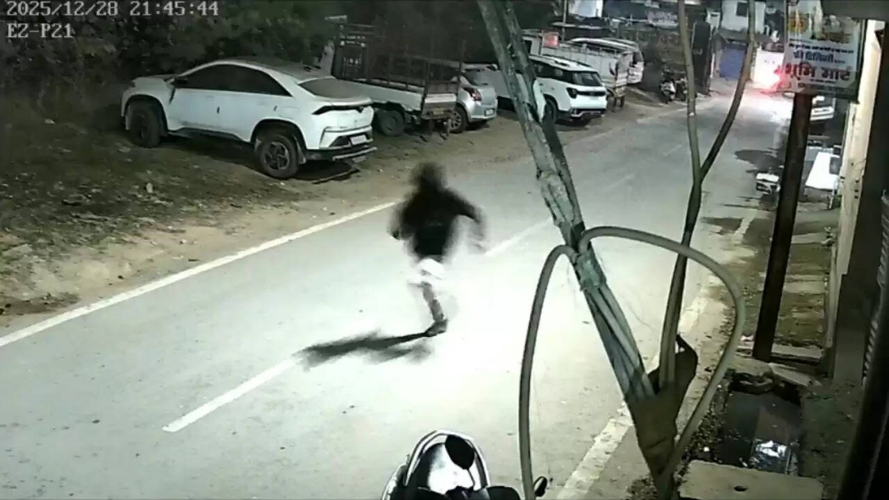 अंबिकापुर:  नाले किनारे गिन रहे थे लूट के पैसे, पुलिस पहुंचते ही फरार